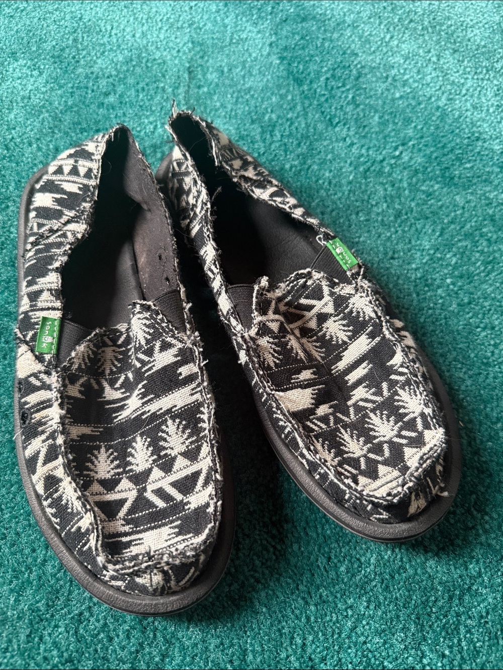 Sanuk Black & White Patterned Slip-On Women's Shoes Sz 7
